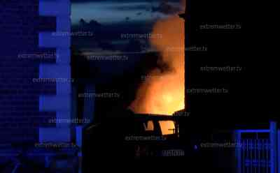 Schuppenbrand in Lugau/Erzg.: ausgedehnter Schuppenbrand greift auf weitere Schuppen über, dichter Rauch in den Straßen Lugaus, Feuerwehr stundenlang im Einsatz: Schuppe, welche u.a. als Carport diente brennt vollkommen aus, Feuerwehren im Großeinsatz