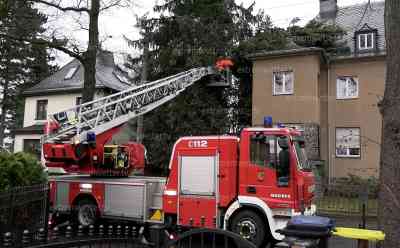 Sturmtief Nasim fegt über Mitteldeutschland hinweg: Baum kracht auf Wohnhaus, Feuerwehr muss über Drehleiter mühevoll den Baum in kleinen Stück zerteilen: Naturschauspiel auf der Rückseite der Kaltfront: Mammatuswolken zeigen Abzug der Kaltfront
