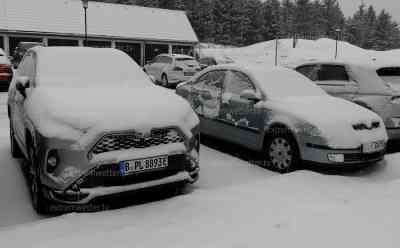 Starker Wintereinbruch in Deutschland – Wetterchaos in nur 5 Tagen: Freitagabend endet mit spiegelglatten Straßen, satten Schneefällen und Ostersträucher im Schnee, Spielplatz und Strandkörbe mit Schnee bedeckt:  In nur 5 Tagen fast schon frühsommerliches Wetter und erst gestern zog ein Sturmtief über Deutschland hinweg