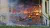 Wohnhausbrand in Aue: Balkonbrand weitet sich auf Dachstuhl aus, Dachstuhlbrand fängt nachfolgend Feuer, Personen können sich retten, Wohnhaus unbewohnbar: 70 Kameraden übergreifen des Balkonbrandes auf Dachstuhl nicht verhindern