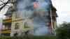 Wohnhausbrand in Aue: Balkonbrand weitet sich auf Dachstuhl aus, Dachstuhlbrand fängt nachfolgend Feuer, Personen können sich retten, Wohnhaus unbewohnbar: 70 Kameraden übergreifen des Balkonbrandes auf Dachstuhl nicht verhindern