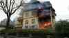 Wohnhausbrand in Aue: Balkonbrand weitet sich auf Dachstuhl aus, Dachstuhlbrand fängt nachfolgend Feuer, Personen können sich retten, Wohnhaus unbewohnbar: 70 Kameraden übergreifen des Balkonbrandes auf Dachstuhl nicht verhindern