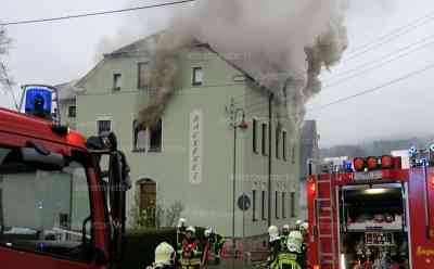 Großeinsatz im Erzgebirge: Ein Toter bei Wohnungsbrand im Mehrfamilienhaus: Mehrere Menschen wurden evakuiert, Haus unbewohnbar