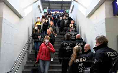 Nach Angriff von Rechten auf Chemnitzer Hauptbahnhof: Erneut versammeln sich 30 Rechte auf Chemnitzer Hauptbahnhof, Polizei rückt am Abend erneut mit Großaufgebot an, Rechte auf Bahnsteig festgesetzt: Bundespolizei und Bereitschaftspolizei mit über 100 Kräften vor Ort, Personalien der Teilnehmer werden aufgenommen