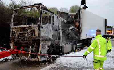 LKW Brand legt 1. Mai Verkehr auf A 72 lahm: 18 Tonnen LKW voller Tomaten ausgebrannt, Fahrer bemerkt kleine Explosion während der Fahrt, stoppt sein LKW – LKW fängt sofort Feuer, A 72 bis nach Mitternacht voll gesperrt: Aufwändige Bergung, 18 Tonnen Tomaten müssen entladen werden, THW unterstützt, ausführliche O-Töne 