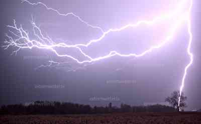 Gigantische Blitzshow in Südbayern – Gewittersaison ist gestartet: massive Wolken-Erdblitze am späten Abend, kleiner Hagel auf Windschutzscheibe, lautes Donnergrollen: Keine Unwetter aber ein besonderes Naturschauspiel für Wetterbegeisterte