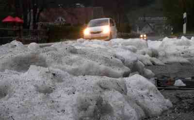 Unwetter wüten in Süddeutschland – Hagelmassen und Hochwasser: DWD warnt vor Unwettern, Hagelmassen bis zu 50 cm hoch, hagelbedeckte Landschaft, Kühe im Hagel, Hochwasser an Flüssen, Anwohner: „So etwas habe ich noch nicht erlebt“: Enorme Wetterkontraste: Dürre im Norden, Hochwasser und Unwetter im Süden, Hagel zerschlägt Blumen und Gemüse