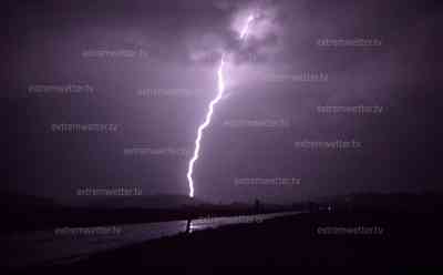 Blitzshow am Alpenrand: zahlreiche Erdblitze zeigen Naturschauspiel am Alpenrand, kräftige Erdblitze senken sich gen Boden: Trotz des Naturschauspiels – zahlreiche Schäden durch die nächtlichen Gewitter