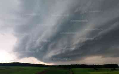 Heftige Superzelle: Bedrohliche Drohnenbilder – LIVE ON TAPE Golfballgroßer Hagel prasselt auf das Auto, Orkanböen und Starkregen peitschen über das Land, Tornadogefahr und massive Unwetter ziehen über Deutschland hinweg: Große Tornadogefahr in Deutschland