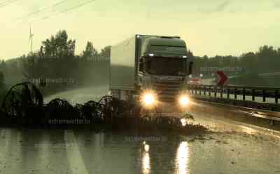 Unwetterfront Bayern – LKW rast über Baumkrone auf Autobahn hinweg: LKW Fahrer kann nicht mehr bremsen, PKW Fahrer stoppen, Bäume blockieren Fahrbahnen: Intensiver Downburst auf der A 93 bei Wunsiedel, Unwetterfront abgezogen