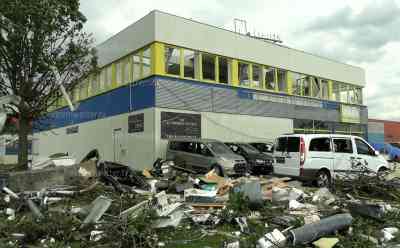 Millionenschaden nach Tornado in Paderborn: Gewerbegebiet regelrecht verwüstet, Polstermöbelmarkt einsturzgefährdet, Hallen komplett abgedeckt, große Kräne im Einsatz: Riesiges Scherbenmeer im Gartenmarkt, Schwere Technik entfernt Dachteile, Aufräumarbeiten werden Wochen andauern
