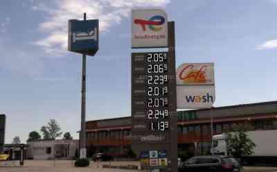 Benzinpreisabzocke - Benzinpreise über 2 Euro – trotz Tankrabatt: Liter Super 2,09 Euro, Liter Diesel 2,08 Euro, Tankstellen wie leergefegt (on tape): Pünktlich zu Pfingsten steigen Benzinpreise noch einmal enorm, zwei Tankstellen bei Aurach wie leergefegt