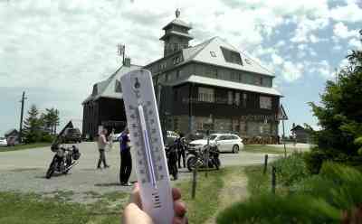 Hitzewelle in Deutschland: Abkühlung gesucht: Eisbinge im Erzgebirge erfrischt mit 9 °C – natürliche Binge, in wenigen Metern von 25 °C auf 9 °C, angenehme Temperaturen von 23 °C auf dem Fichtelberg, O-Töne: „Schönes Lüftchen, angenehm“: Bestes Freizeitwetter auf dem Fichtelberg, Abkühlung auf höchstem Berg Sachsens, Lüftchen lässt gefühlte Temperatur deutlich frischer anfühlen