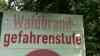 Hitzewelle über Deutschland: Hitzeglocke über Sachsen, Waldbrandstufe 5 in Nordsachsen (on tape), Fata Morganas auf Straßen, Autos verschwimmen über dem Asphalt regelrecht, Felder knochentrocken : Anwohner schützen sich vor Hitze und lassen Rollos herunter, Landkreis Nordsachsen sperrt Wälder auf Grund der hohen Waldbrandgefahr