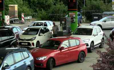 Clever Tanken – Benzin für 1,83 Euro am Abend: Wer am Abend tankt, tankt günstig, trotz Tankrabatt – Benzinpreise am Abend recht günstig: Stau an HEM Tankstelle an der Autobahnabfahrt Chemnitz Ost 