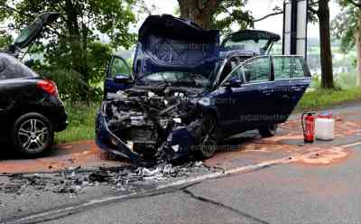 Heftiger Frontalcrash auf der B 101 bei Schlettau: Peugeot und Skoda krachen frontal ineinander, 3 verletzte Personen, Feuerwehr im Einsatz: Hund unverletzt, riss sich jedoch los, Kameraden müssen Hund wieder einfangen