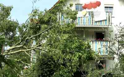 Schwere Unwetterschäden in Bayern: Tag danach – Bahnstrecke gesperrt, Hagelmassen auch 24 Stunden nach dem Unwetter zu finden, Wälder abgeholzt, Baum auf Haus – Dächer abgedeckt: Interview mit Anwohnerin: „Aufräumarbeiten werden Wochen dauern“, Schadensbilder am Tag danach