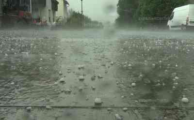 Erneut Hagelunwetter in Bayern: Hagelschlag live on tape, Superzelle verursacht erneut Unwetter, Autos suchen Schutz unter Tankstelle, Menschen flüchten vor Hagelschlag: Hagelgrößen auf Handfläche des Kameramanns, Regenbogen auf Rückseite der Unwetter