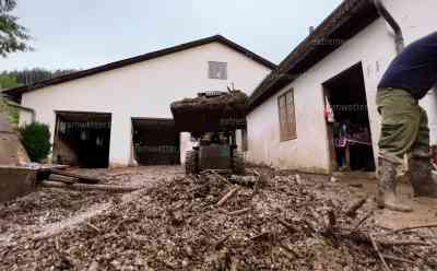 Unwetter wüten seit Tagen in Österreich: Schlammlawine verwüstet zahlreiche Ortschaften in St. Paul im Lavanttal, Aufräumarbeiten am Mittwoch: Seit mehreren Tagen fegen Großhagel und Unwetter von Frankreich über die Schweiz und Österreich hinweg