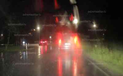 Unwetter fegen erneut über Süddeutschland: heftiger Starkregen und Sturmschäden im Allgäu, größere Äste auf Fahrbahn, bedrohlicher Unwetteraufzug nahe Füssen: Blitze und viel Starkregen, zahlreiche Äste auf Fahrbahn überraschen Autofahrer, Temperatur sinkt auf 17 °C – Durchlüften bevor neue Unwetter aufziehen
