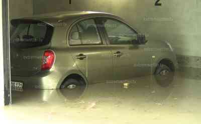 Unwetterfront sorgt für massive Schäden in Bayern: Autos stecken im Wasser fest, Garagen überflutet, zahlreiche Sturmschäden und heftiger Starkregen durch Unwetterfront und Superzelle, Feuerwehr mit Kettensägen im Einsatz, Feuerwehr muss Bäume von Straße beseitigen: Zeitraffer Unwetteraufzug und heftiger Starkregen bei Raubling, kaum Sicht für Autofahrer, O-Ton Einsatzleiter Feuerwehr