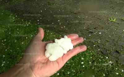 Golfballhagelunwetter in Bayern – 6 cm große Hagelkörner in Oberbayern:  Hagelunwetter zieht den Alpen entlang, Autos und Menschen suchen Schutz unter Tankstelle, Autos werden von Hagelgeschossen getroffen: Superzelle zieht aktuell den Alpenrand entlang, hohe Unwettergefahr in den Alpen, auch Polizeiautos von Hagelunwetter betroffen