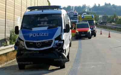 PKW Fahrer verursacht Unfall mit zwei Polizeiautos: 5 Beamte verletzt, PKW Fahrer bemerkt Unfall nicht und entfernt sich von Unfallstelle, A 72 stundenlang nur einspurig befahrbar: Feuerwehr, Rettungsdienst und Leiter Rettungsdienst vor Ort, zum Glück keine Polizeibeamte lebensgefährlich verletzt