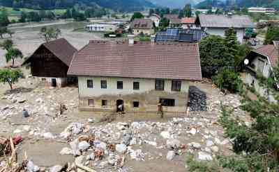 Flut-Jahrhundertkatastrophe in Österreich: Eine Person tot, weitere vermisst - Schockierende Bilder und Drohnenaufnahmen aus der Urlaubsregion, Häuser und Autos nach Gerölllawine verschüttet, emotionale O-Töne von betroffenen Anwohnern, neue Unwetter ziehen im Katastrophengebiet auf (on tape) : Anwohner müssen über Gesteinsberge klettern, Häuser komplett verwüstet und einsturzgefährdet, Bundesherr im Einsatz, zahlreiche O-Töne von Anwohnern, Bürgermeister der Gemeinde im Interview, Katastrophenschutzleiter Kärnten im Interview, Aufräumarbeiten werden Monate andauern