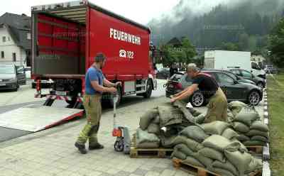 Zivilschutzalarm nach Unwettern auch im Salzburger Land: Feuerwehr verteilt Sandsäcke, Feuerwehr muss Bäume entfernen, Straßen nach Unwettern gesperrt: Anwohner sollen in ihren Häusern bleiben, Zivilschutzalarm bleibt weiterhin bestehen