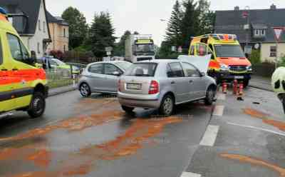 Kreuzungscrash fordert drei Verletzte: darunter 1 Kind verletzt, Feuerwehr im Einsatz, B 101 stundenlang lahmgelegt: Feuerwehr muss Brandschutz sicherstellen und Batterien der Fahrzeuge abklemmen