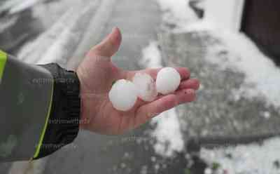 Schwere Unwetter am Alpenrand: Gärtnerei vom Hagel zerschlagen, Hagelmassen in Oberau, Wohnhäuser und Grundstücke überflutet, Feuerwehr im Dauereinsatz, massive Hagelschäden an PKW : Superzelle zieht erneut am Alpenrand entlang, Abdeckungen von Ampelanlagen abgeschlagen, 20 cm große Hagelmassen in Oberau