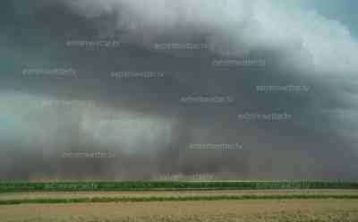 Unwetterfront über Westdeutschland: große Staubwolke durch Downburst, bedrohliche Unwetterfront zieht über Jüchen auf: Beeindruckende Sturmjägeraufnahmen zeigen massive Unwetterfront 