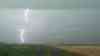Unwetterfront über Westdeutschland: große Staubwolke durch Downburst, bedrohliche Unwetterfront zieht über Jüchen auf: Beeindruckende Sturmjägeraufnahmen zeigen massive Unwetterfront 