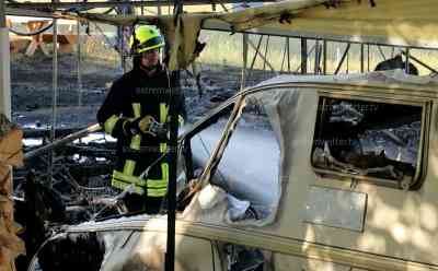 Flammeninferno auf Campingplatz: 15 Wohnwagen werden durch Explosion auf Campingplatz zerstört, Camper retten sich in letzter Sekunde, Explosionen durch Gasflaschen, Feuer breitet sich extrem schnell aus: Böiger Wind verbreitet Wind zügig auf fast den kompletten Campingplatz, O-Töne Feuerwehr und Polizei, drei verletzte Feuerwehrkameraden, Hitze erschwert Löscheinsatz