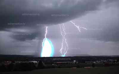 Gewaltige Blitzshow über Südbayern: letzte Gewitter über Bayern verabschieden Unwetterwochen aus Deutschland, letzten Wochen gab es immer wieder schwere Unwetter in Süddeutschland, jetzt heißt es vorerst Unwetterpause: Gewaltige Erdblitze am Abend, sehr lautes und bedrohliches Donnergrollen, Zeitraffer der Gewitter