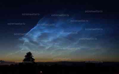 Naturschauspiel am frühen Morgenhimmel über Westdeutschland: Leuchtende Nachtwolken NLC) erhellen den Morgenhimmel über Pulheim: NLC treten selten auf, als Kameramann muss man sehr früh aufstehen – NLC gegen 4 Uhr am Nachthimmel zu sehen