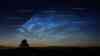 Naturschauspiel am frühen Morgenhimmel über Westdeutschland: Leuchtende Nachtwolken NLC) erhellen den Morgenhimmel über Pulheim: NLC treten selten auf, als Kameramann muss man sehr früh aufstehen – NLC gegen 4 Uhr am Nachthimmel zu sehen