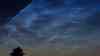 Naturschauspiel am frühen Morgenhimmel über Westdeutschland: Leuchtende Nachtwolken NLC) erhellen den Morgenhimmel über Pulheim: NLC treten selten auf, als Kameramann muss man sehr früh aufstehen – NLC gegen 4 Uhr am Nachthimmel zu sehen