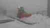 Neuschnee auf der Zugspitze – Räumdienst muss Besucherplattform räumen – Biertische voller Schnee – Einzigartige Eisskulpturen : Über Nacht kamen wenige Zentimeter Neuschnee zusammen – Hüttenwirt muss Schnee aus dem Biergarten schaffen