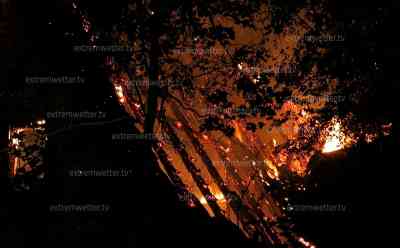 Ehemaliger Kindergarten in Vollbrand (on tape): leerstehender Kindergarten völlig niedergebrannt, schwieriger Einsatz für Feuerwehren, Wasserversorgung gestaltete sich als schwierig, stundenlanger Löscheinsatz : Wasserversorgung musste über eine lange Wegestrecke aufgebaut werden, Gelände stark verwildert