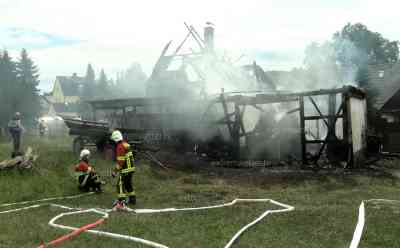 Großbrand – Wohnhaus bei Brand komplett zerstört: Strohballenbrand griff auf Wohnhaus über, Wohnhaus brannte aus, Hitze erschwert Löscharbeiten, Kameraden bei 30 °C im Schatten enormer Hitze ausgesetzt: Rauch zieht durch komplette Wohnsiedlung (on tape), zahlreiche Feuerwehrmänner unter Atemschutz im Einsatz