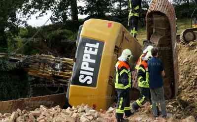 Abrissbagger in Keller abgestürzt: Feuerwehr versucht mit Seilwinde Bagger wiederaufzurichten – ohne Erfolg, Bergeunternehmen musste Bagger bergen: Bergung dauerte bis weit in die Nachtstunden hinein an