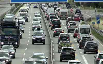 Reisewelle auf Autobahnen: verstopfte Autobahn A 9 in Sachsen, kilometerlanger Stau, gleich in 5 weiteren Bundesländern starten heute die Ferien: Viel Geduld brauchen die Autofahrer auf der A 9 am Skeuditzer Kreuz, Blechlawine rollt gen Süden