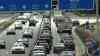 Reisewelle auf Autobahnen: verstopfte Autobahn A 9 in Sachsen, kilometerlanger Stau, gleich in 5 weiteren Bundesländern starten heute die Ferien: Viel Geduld brauchen die Autofahrer auf der A 9 am Skeuditzer Kreuz, Blechlawine rollt gen Süden