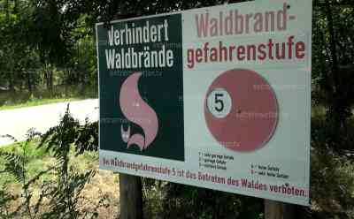 Hitzewelle naht - Waldbrandstufe 5 in Ostdeutschland: Schon jetzt große Dürre und Waldbrandstufe 5 in Sachsen, Sachsen-Anhalt und Brandenburg, Böden völlig ausgedörrt, Betreten von Wäldern verboten: Hitzewelle verschärft Dürre weiter, ab Montag weite Teile mit Waldbrandstufe 5, staubtrockene Felder, Mai wächst schon seit Wochen nicht mehr