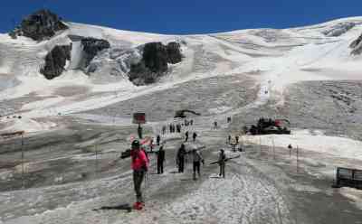 Flucht vor der Hitze: Abkühlung beim Skifahren im höchsten Skigebiet der Alpen: Doch auch hier katastrophale Bedingungen durch den Klimawandel, höchste Sommer-Skiregion in der Schweiz und Italien leidet unter der Dürre und Hitze, Skifahrer sind besorgt O-TON „es bringt einen zum Weinen“: Abkühlung auf knapp 4000 m am Matterhorn - Doch auch hier katastrophale Bedingungen