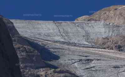 (UP) Hitze-Alarm am Marmolada-Gletscher: Neue lange Spalte im Katastrophengebiet entstanden, erst vor 2 Wochen kamen dort bei einem Gletschersturz 11 Menschen ums Leben, neuer riesiger Abbruch ist möglich: Experten befürchten neuen Gletschersturz - Hitze auch im Hochgebirge