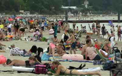 Hitzewelle in Deutschland – Strandkörbe am Timmendorfer Strand werden knapp: Abkühlung an den Küsten: Timmendorfer Strand schon jetzt mit Badegästen sehr gut gefüllt, „Die Buchungen nehmen extrem zu. Der Strand wird sich füllen. Die Strandkörbe werden knapp“: Viele Badegäste nutzen perfektes Badewetter an der Ostsee, Strände schon jetzt knallvoll, O-Töne von Badegästen und Strandkorbverleih