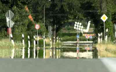 Glutofen Deutschland – Autofahrer stecken bei 35 °C und mehr im Stau fest, enorme Beanspruchung für PKW Fahrer ohne Klimaanlage, Landwirte bewässern ihre Felder: Fata Morganas auf den Straßen und Bahnschienen, kaum Abkühlung in der Nacht  
