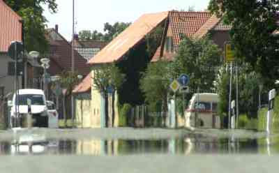Hitzeschwerpunkt Sachsen-Anhalt: Zahlreiche Wetterstationen mit über 39 °C, enorme Hitze auf Straßen, Fata Morganas auf den Straßen, Menschen findet man kaum im Freien: Auch über den Gleisen herrscht enorme Hitze, Temperaturen bis 40 °C erwartet